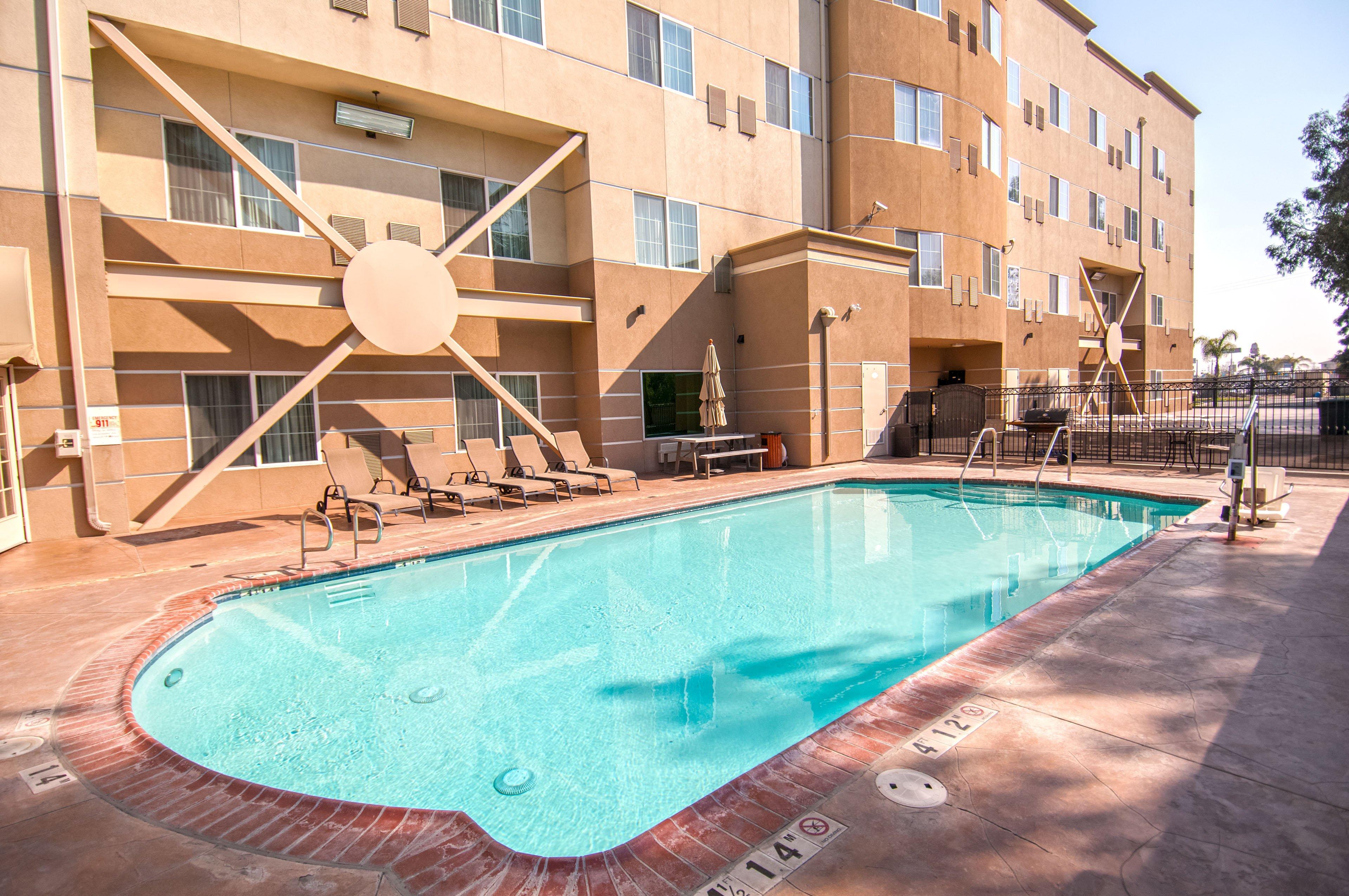 Holiday Inn Express & Suites Bakersfield Central By Ihg Exteriér fotografie