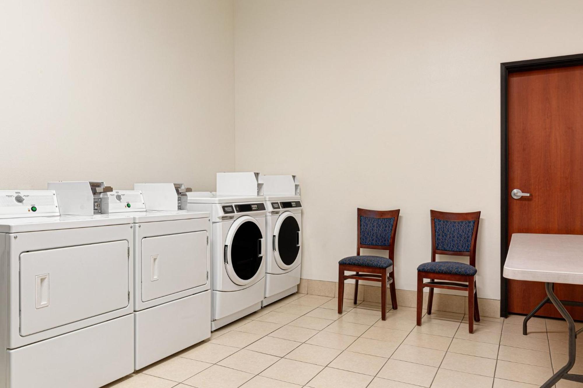 Holiday Inn Express & Suites Bakersfield Central By Ihg Exteriér fotografie
