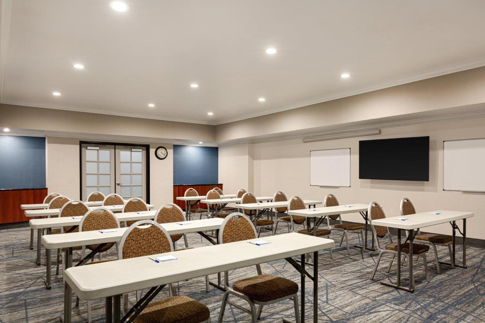 Holiday Inn Express & Suites Bakersfield Central By Ihg Exteriér fotografie
