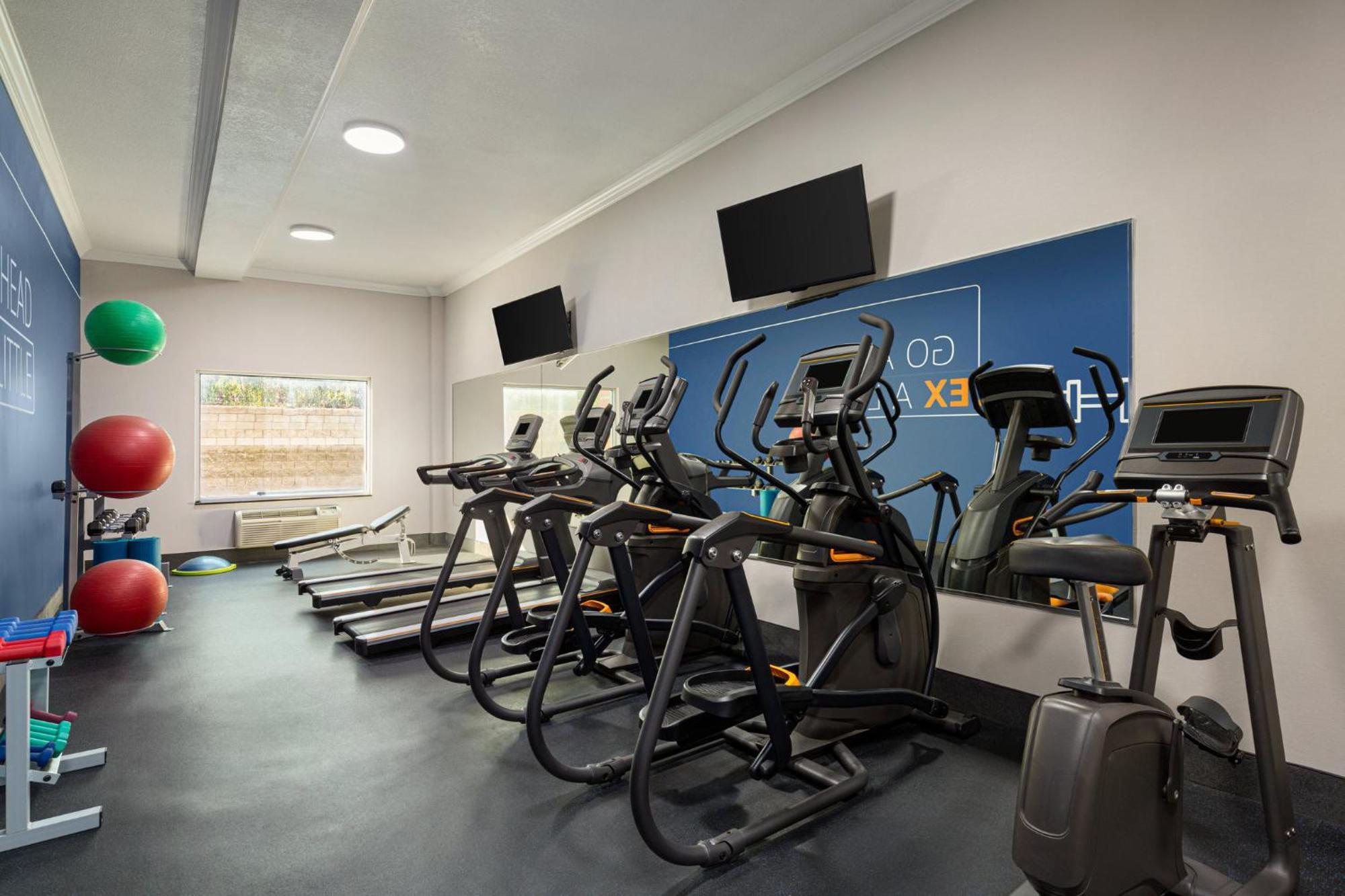 Holiday Inn Express & Suites Bakersfield Central By Ihg Exteriér fotografie