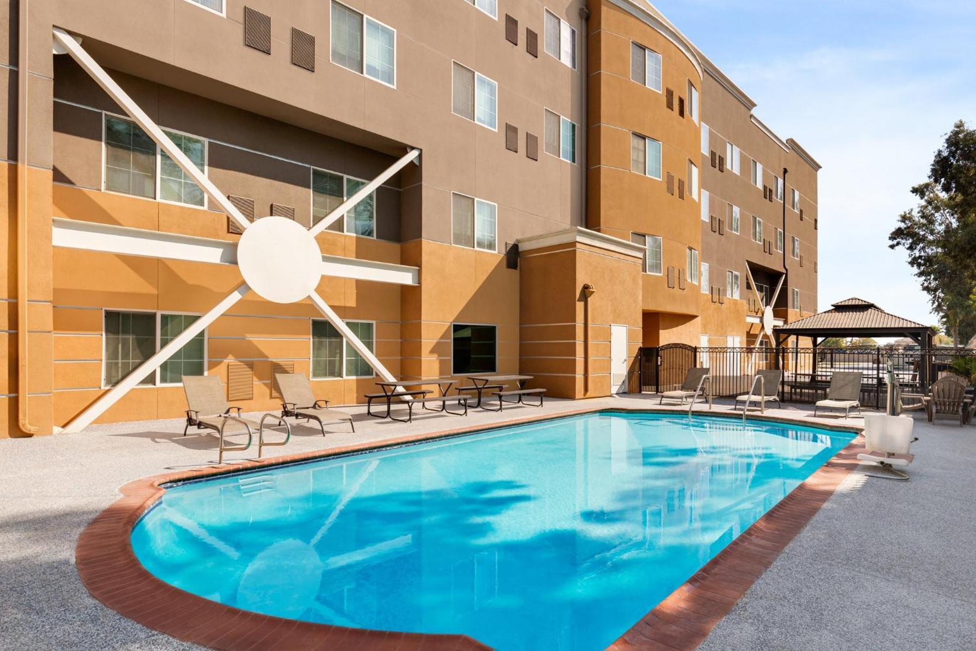 Holiday Inn Express & Suites Bakersfield Central By Ihg Exteriér fotografie
