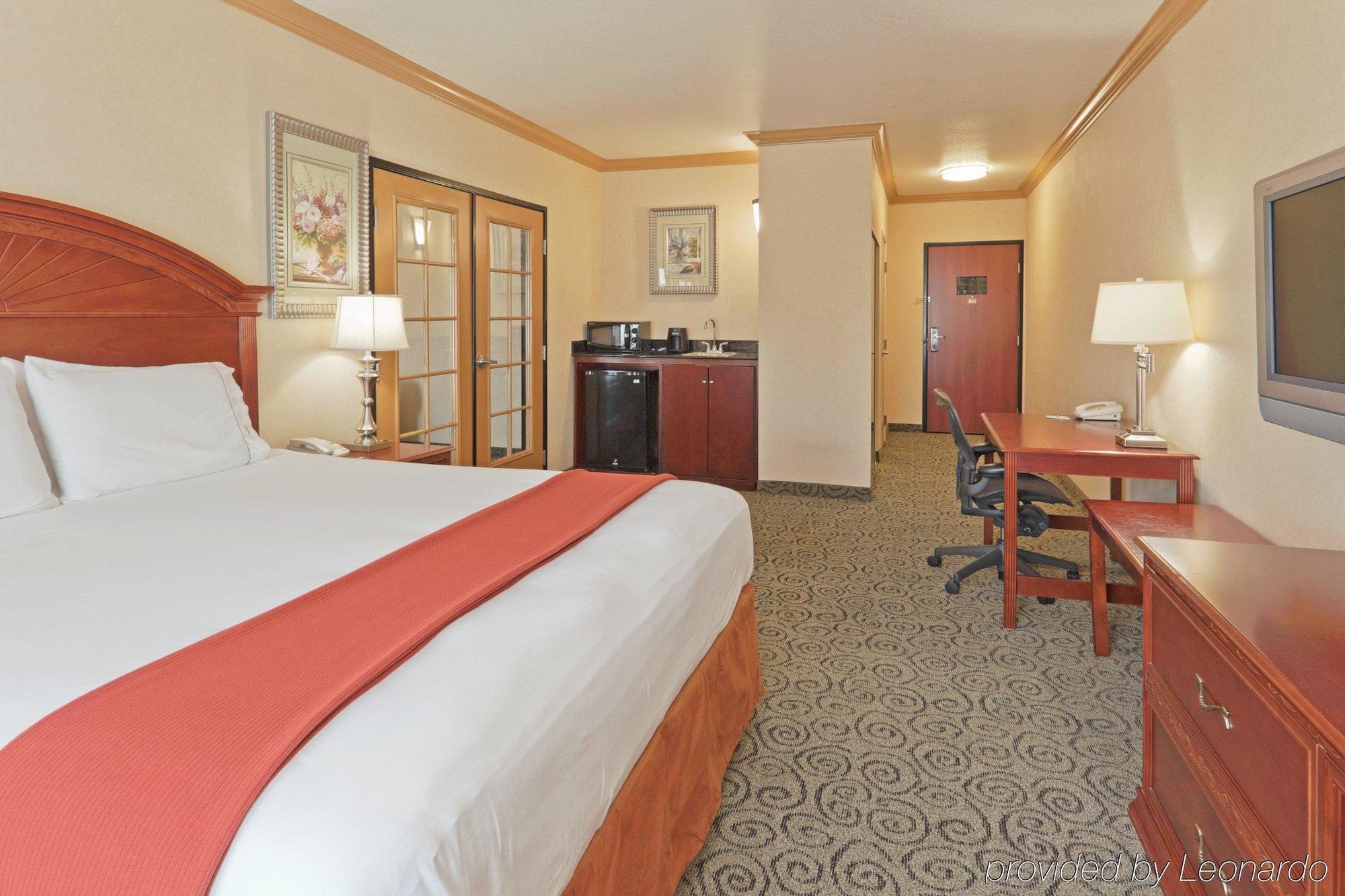 Holiday Inn Express & Suites Bakersfield Central Pokoj fotografie