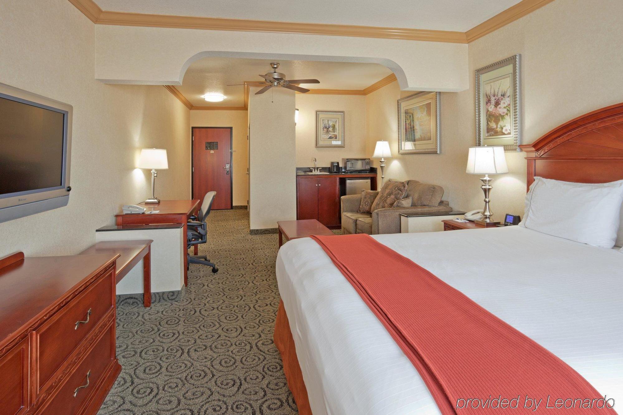 Holiday Inn Express & Suites Bakersfield Central Pokoj fotografie